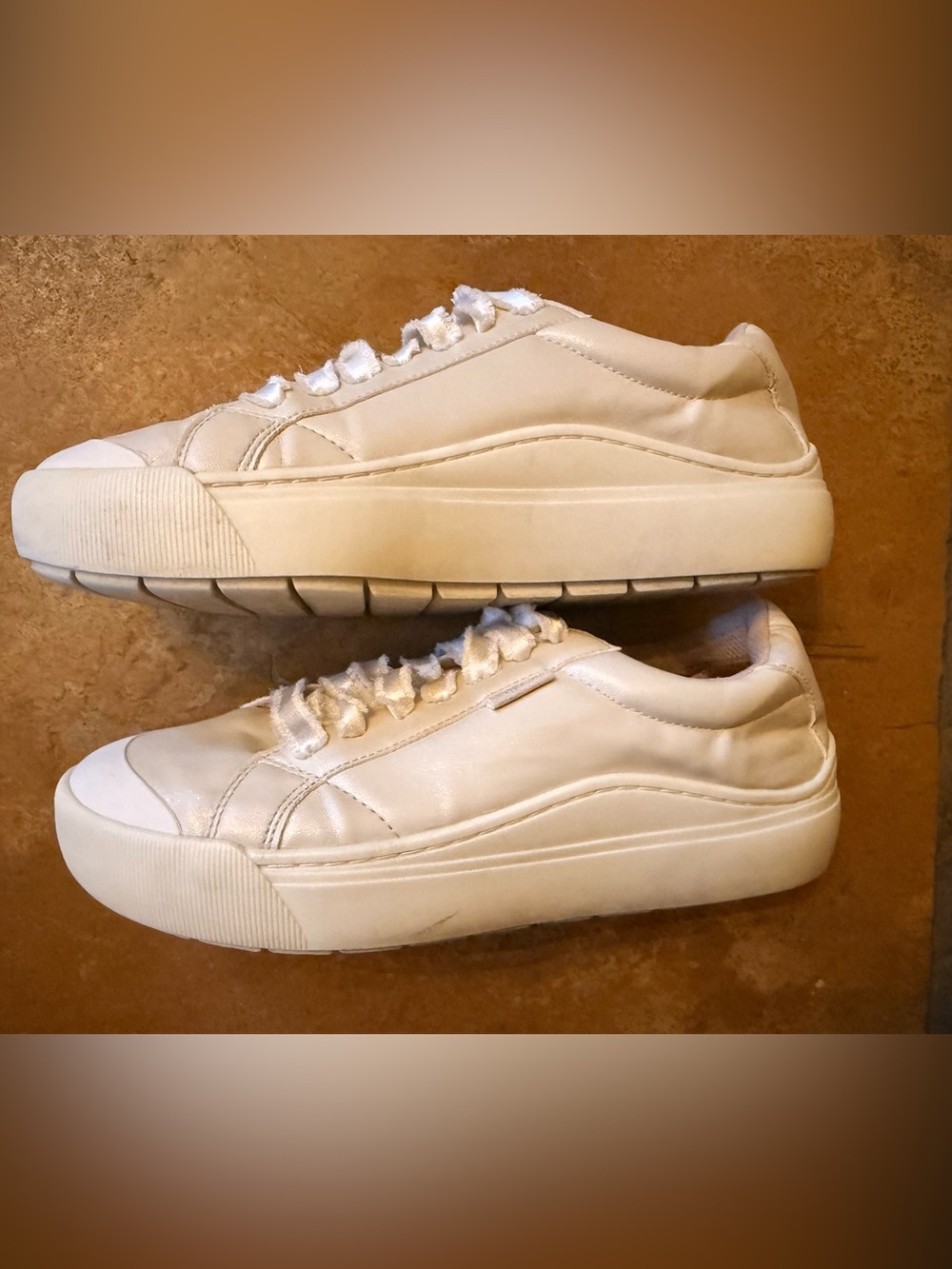 Woman Casual Low-Top Sneakers in Off-White